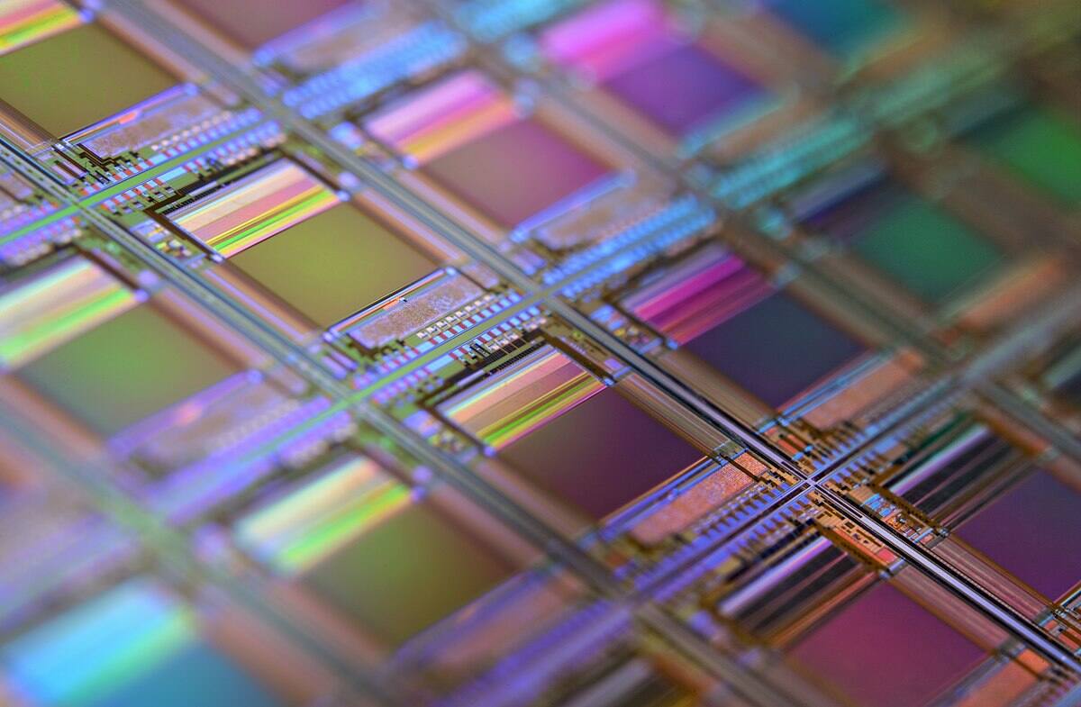 Silicon wafer with patterned semiconductor dies